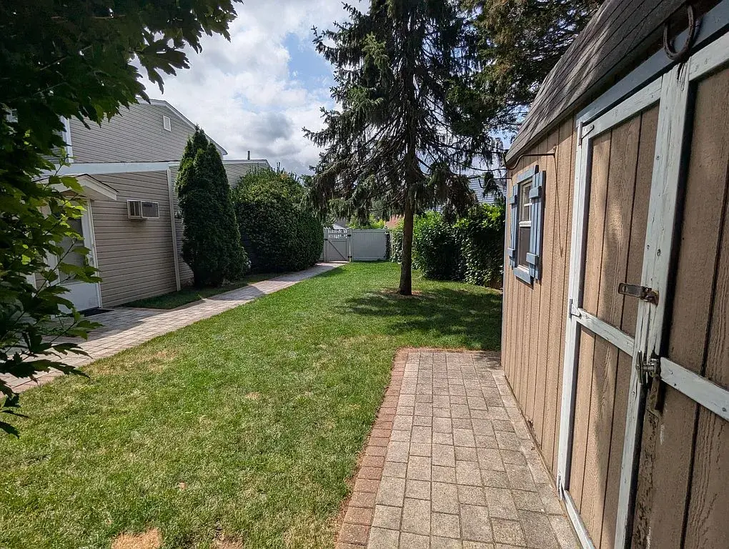 Well maintained Colonial located in Syosset