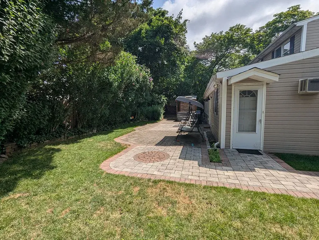 Well maintained Colonial located in Syosset