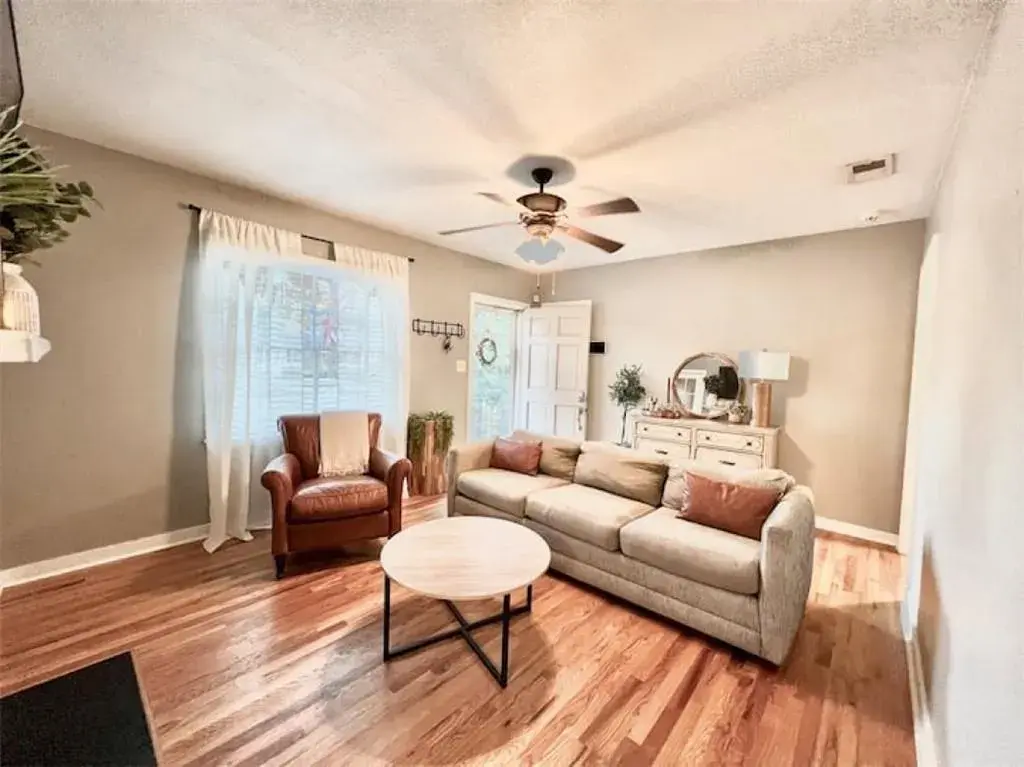 Adorable Midtown Mobile Cottage