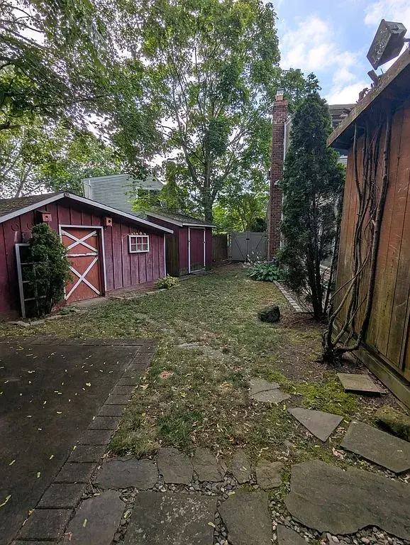 Well maintained Colonial located in Syosset