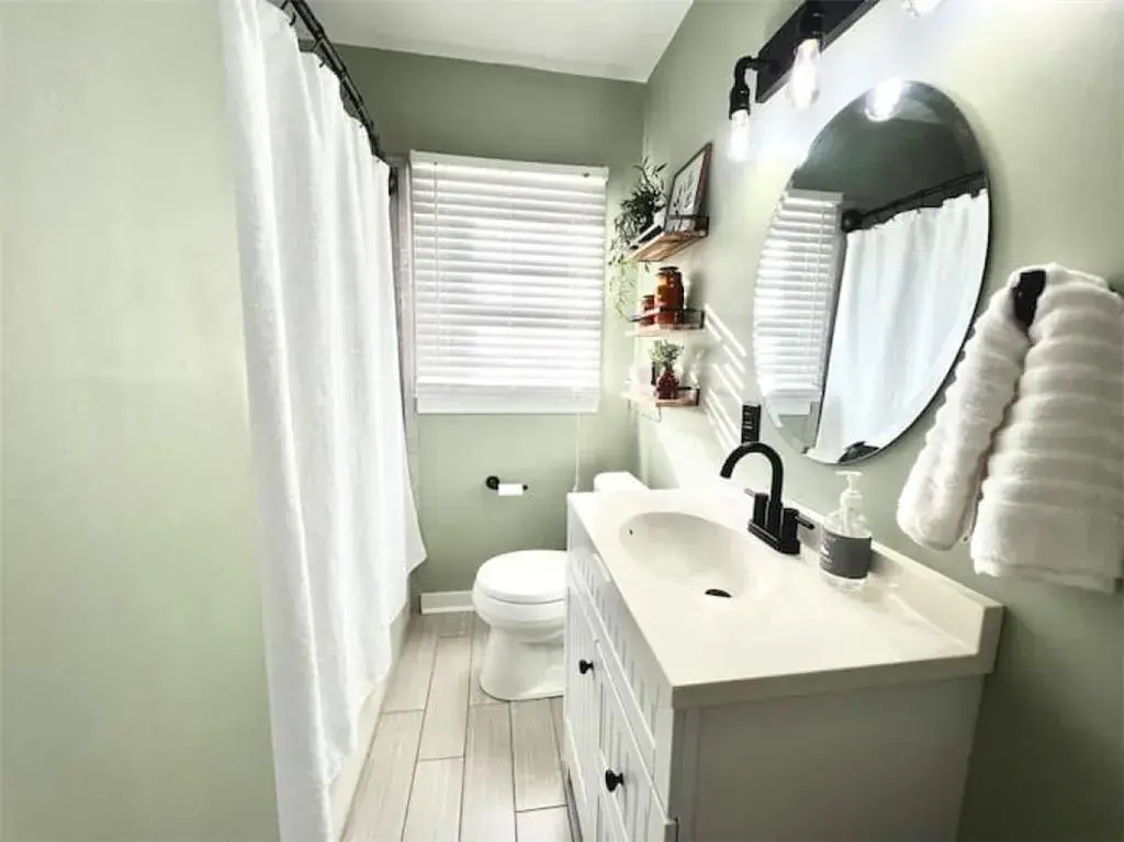 Adorable Midtown Mobile Cottage