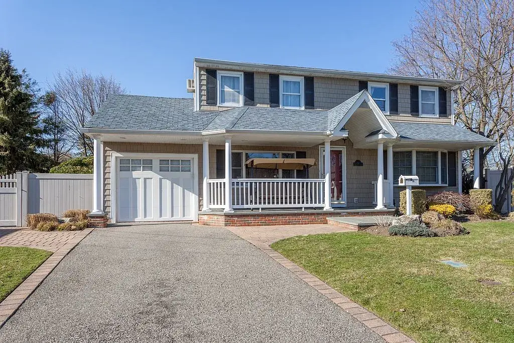 Well maintained Colonial located in Syosset