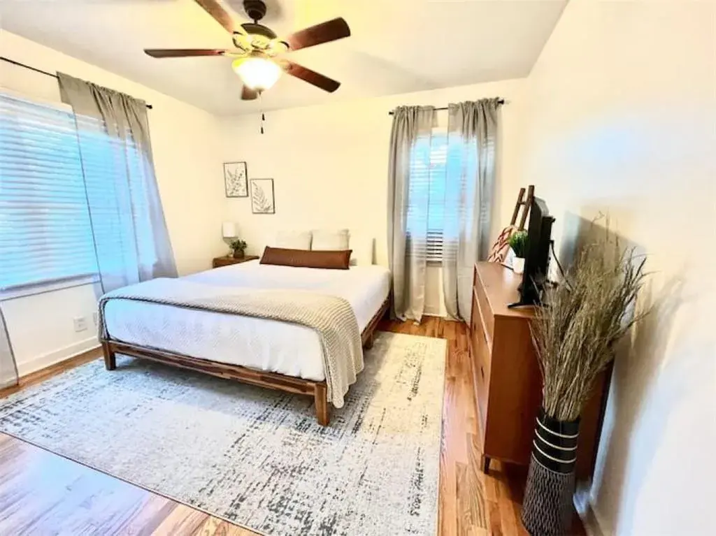 Adorable Midtown Mobile Cottage