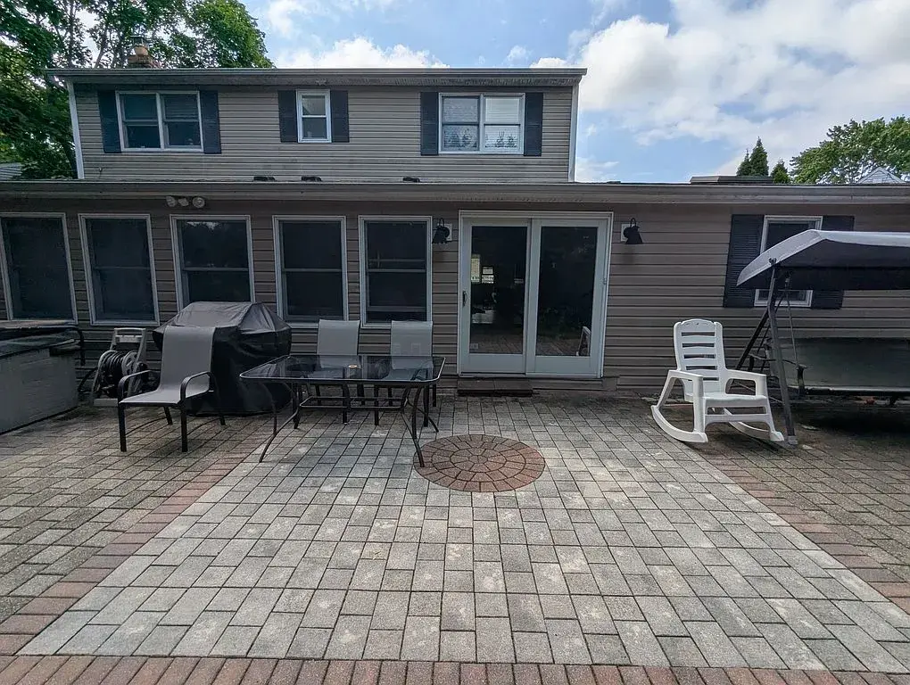 Well maintained Colonial located in Syosset